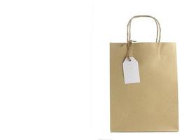 bruine boodschappentas met lege tag geïsoleerd op wit foto