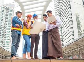 groep ingenieur en Birmese zakenman die hun projectwerk ontmoeten en bespreken foto