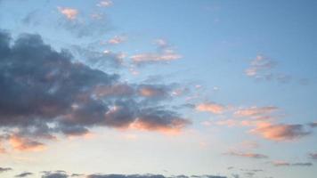 lucht met roodgekleurde wolken foto