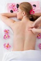 vrouw massagebehandeling krijgt foto
