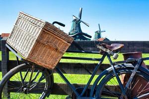 fiets met windmolen en blauwe hemelachtergrond. schilderachtig landschap in de buurt van amsterdam in nederland.