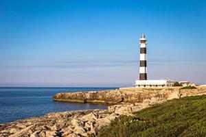 schilderachtige artrutx-vuurtoren bij zonsondergang in minorca, spanje foto