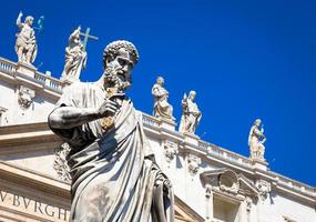 heilige peter standbeeld voor heilige peter kathedraal - rome, italië - vaticaanstad foto