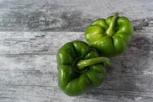 groene paprika's op rustieke houten bovenaanzicht foto