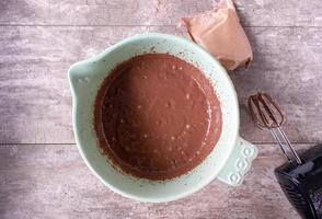 instant chocoladepudding opgeklopt in een kom plat gelegd foto
