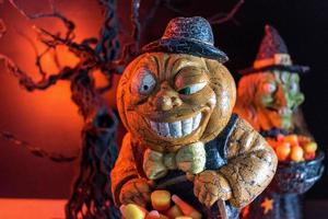 Halloween-personages op een spookachtige achtergrond die snoepgraan verzamelen foto