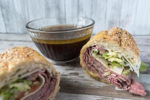 rosbiefsandwich met Franse uiendip runderbouillon foto