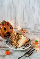 halloween spice cake slice met lichtjes en decoraties foto