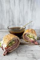 rosbiefsandwich met Franse uiendip runderbouillon foto