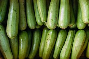 veel groene courgette op de boerenmarkt foto