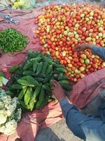 Indiase mannelijke groenteverkoper die verse groenten verkoopt foto