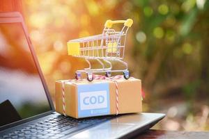 onder rembours expresverzending laptop e-commerce online winkelen en bestelconcept foto