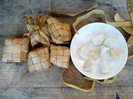 ketupat of rijst knoedel op houten achtergrond. Indonesisch culinair eten foto