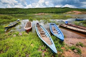 kleurrijke lange vissersboot houten in de rivier Azië foto