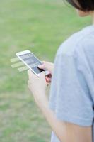 handen van vrouw met smartphone zoeken en big data-concepten in de tuin foto