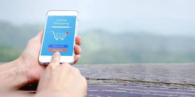 hand met mobiel product toevoegen aan winkelwagen om online te kopen met apps-scherm foto