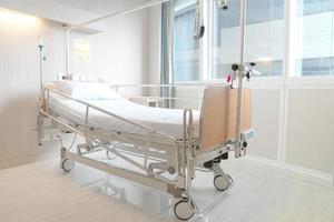 soft focus achtergrond van elektrisch verstelbaar patiëntenbed in ziekenhuiskamer foto
