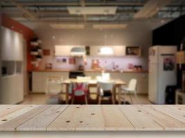 moderne luxe keuken zwart gouden toon met houten tafelblad ruimte foto