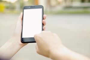 vrouw met behulp van haar mobiele telefoon foto