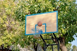 swish - basketbal gaat door de hoepel foto