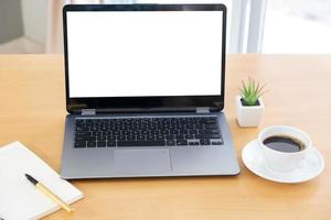 laptop en gadgets op tafel foto