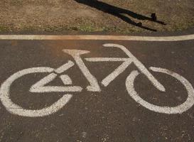 symbool van het fietspad dat overal in de universiteit en over de hele wereld wordt gebruikt en waar mensen nog steeds op rijden, is een symbool om je bewust van te zijn. foto