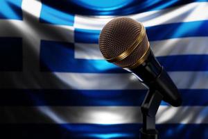 microfoon op de achtergrond van de nationale vlag van griekenland, realistische 3d illustratie. muziekprijs, karaoke, radio en geluidsapparatuur voor opnamestudio's foto