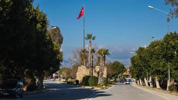 kant turkije 01 maart 2022 kleurrijke turkse straten met lage huizen, de nationale turkse vlag wappert op de achtergrond foto