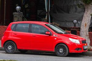 side turkije 20 februari 2022 rode chevrolet aveo parkeert op straat op een zomerdag foto