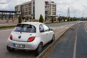 Side Turkije 28 februari 2022 Silverford ka staat op een warme dag op straat geparkeerd foto