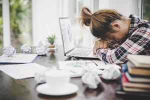 vermoeide zakenvrouw die op een computer werkt foto