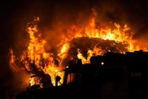 brandende vlam van vuur op houten huis dak