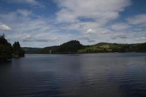uitzicht op het meer vyrnwy in midden wales foto