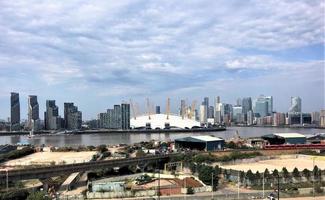 een luchtfoto van Londen over de rivier de Theems bij het eiland Dogs foto