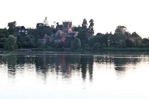 uitzicht op het meer van ellesmere in de avondzon foto