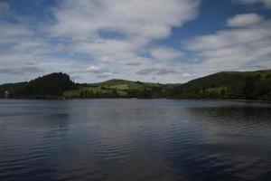 uitzicht op het meer vyrnwy in midden wales foto