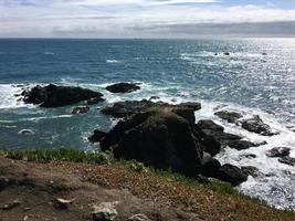 uitzicht op de zee bij hagedissenpunt in cornwall foto