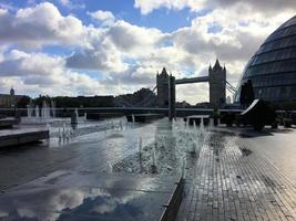 uitzicht op de torenbrug in londen met opening van de ophaalbrug foto