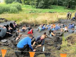 cholmondeley in cheshire in het verenigd koninkrijk in september 2021. deelnemers aan een zwaar mudder-evenement foto