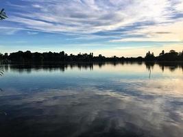 uitzicht op het meer van ellesmere in de avondzon foto