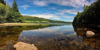 uitzicht op het meer vyrnwy in midden wales foto