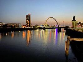 een uitzicht op Glasgow in Schotland 's nachts foto