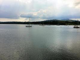 uitzicht op het merengebied in cumbria in de buurt van coniston foto