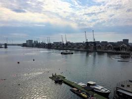 een luchtfoto van Londen over de rivier de Theems bij het eiland Dogs foto