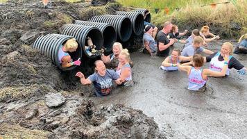 cholmondeley in cheshire in het verenigd koninkrijk in september 2021. deelnemers aan een zwaar mudder-evenement foto