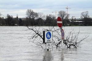 extreem weer - overstroomd voetgangersgebied in Keulen, Duitsland foto
