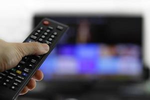 afstandsbediening en scherm - bingewatchen van het favoriete tv-programma foto