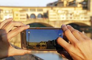 vrouw die een smartphonefoto maakt in florence, italië foto