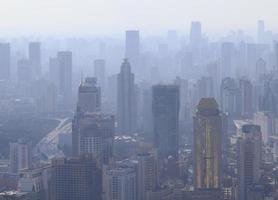 smogwolken verduisteren de skyline van de wolkenkrabber van shanghai, china foto