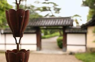 kalme sfeer in een Japanse tempel na een regenachtige ochtend foto